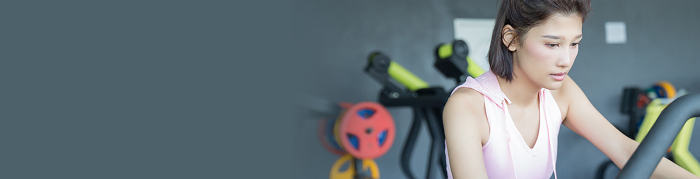 エッセンシャルジム24　茗荷谷　ジム　トレーニングする女性の背景